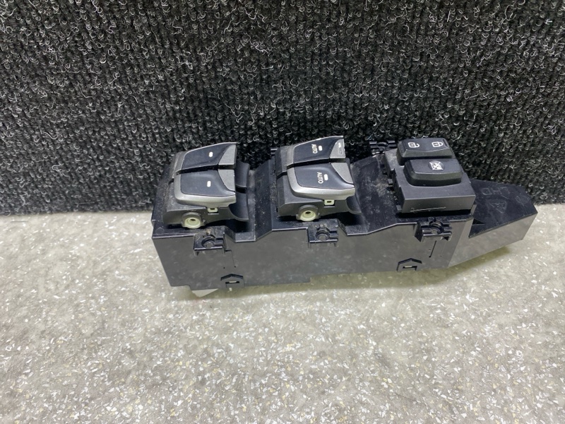 Запчасть блок управления стеклоподъемниками левый HYUNDAI SANTA FE (DM) 12-18 2017 2.4 G4KJ 93570-4Z306UU5 Б/У Блок управления стеклоподъемниками левый HYUNDAI SANTA FE (DM) 12-18 2017 2.4 G4KJ 93570-4Z306UU5 Б/У