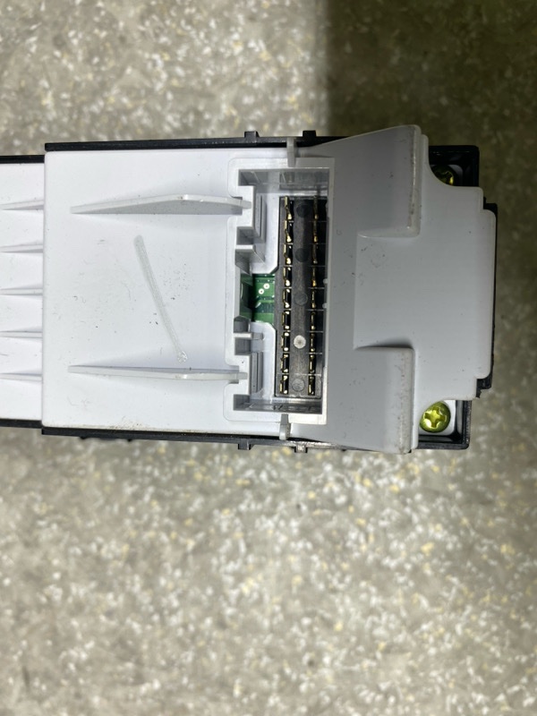 Блок управления стеклоподъемниками левый SANTA FE (DM) 12-18 2017 2.4 G4KJ Блок управления стеклоподъемниками левый SANTA FE (DM) 12-18 2017 2.4 G4KJ