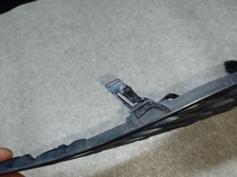 Решетка радиатора левая NISSAN JUKE 10-19 1.6 MR16DDT