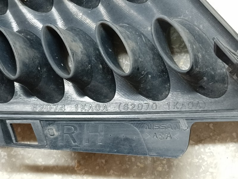 Решетка радиатора правая NISSAN JUKE 10-19 1.6 MR16DDT