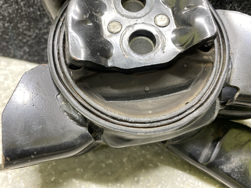 Подушка АКПП левая SANTA FE (DM) 12-18 2017 2.4 G4KJ Подушка АКПП левая SANTA FE (DM) 12-18 2017 2.4 G4KJ