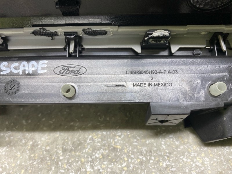 Накладка торпедо ESCAPE 19 - 2020 C15FDOS Накладка торпедо ESCAPE 19 - 2020 C15FDOS