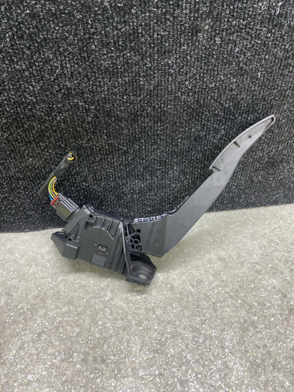 Запчасть педаль газа FORD ESCAPE 19 - 2020 C15FDOS LX6Z-9F836-A Б/У Педаль газа FORD ESCAPE 19 - 2020 C15FDOS LX6Z-9F836-A Б/У