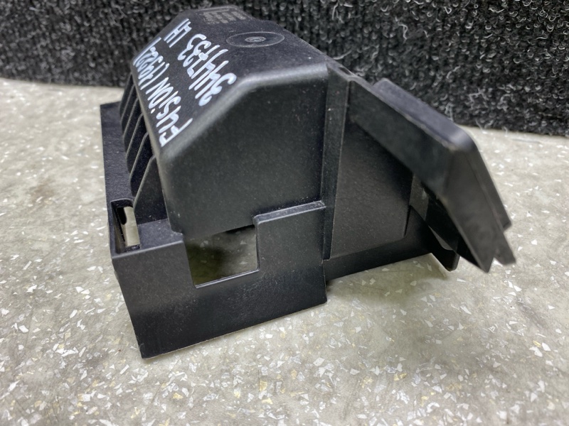 Кронштейн датчика слепых зон левый FUSION 14- 2019 C20EDEF