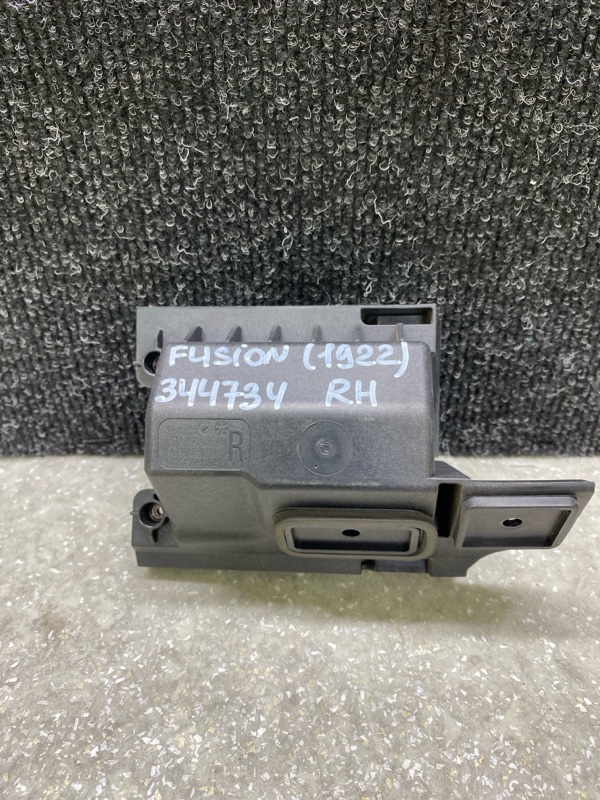 Кронштейн датчика слепых зон правый FORD FUSION 14- 2019 C20EDEF HS7Z-14D189-A Б/У