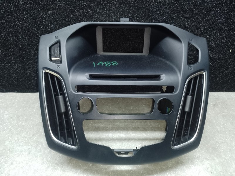 Накладка торпедо под магнитолу FORD FOCUS 10-18 2016 C20HDTX 2.0L EcoBoost F1EZ-18842-JA Б/У