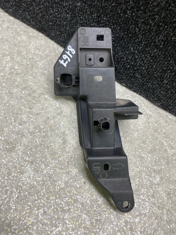 Кронштейн переднего бампера правый MAZDA CX-5 (KF) 16-21 2.5L