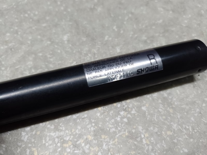 Амортизатор крышки багажника правый FORESTER 12-19 2015 2.5 FB25B