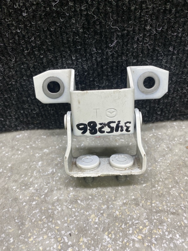 Петля крышки багажника MAZDA CX-30 19- 2021 2.5L TK48-62-210C Б/У