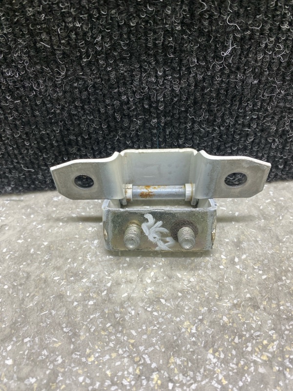 Петля крышки багажника CX-30 19- 2021 2.5L