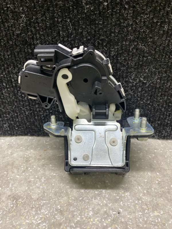 Замок крышки багажника CX-30 19- 2021 2.5L