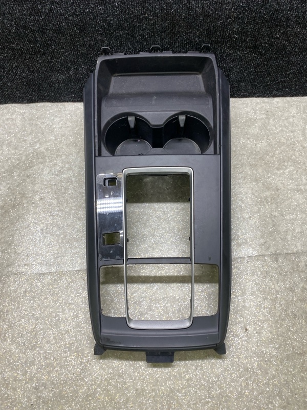 Запчасть консоль центральная MAZDA CX-30 19- 2021 2.5L DFR7-64-340A Б/У Консоль центральная MAZDA CX-30 19- 2021 2.5L DFR7-64-340A Б/У