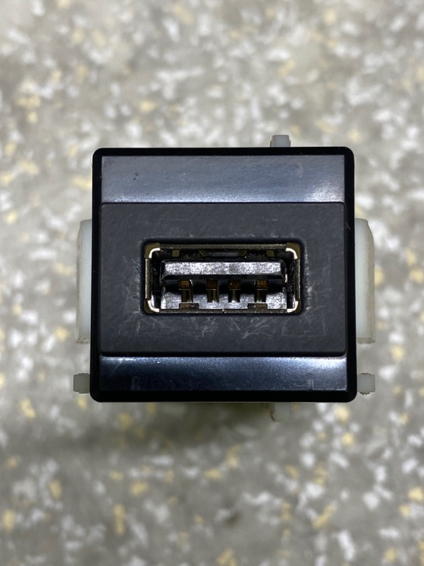 Запчасть usb адаптер MAZDA CX-30 19- 2021 2.5L BDGF-66-9U0A Б/У USB адаптер MAZDA CX-30 19- 2021 2.5L BDGF-66-9U0A Б/У