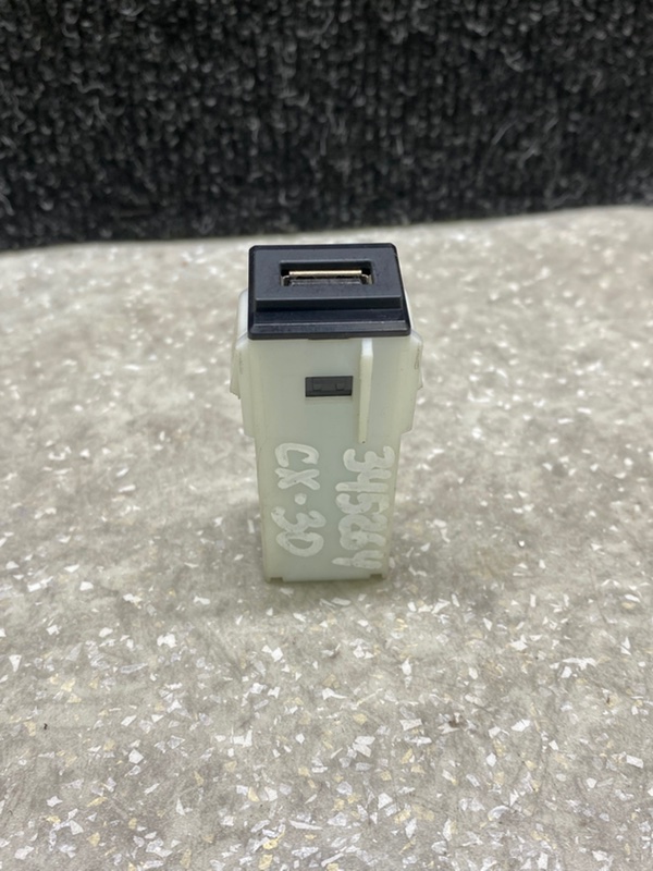 USB адаптер CX-30 19- 2021 2.5L USB адаптер CX-30 19- 2021 2.5L