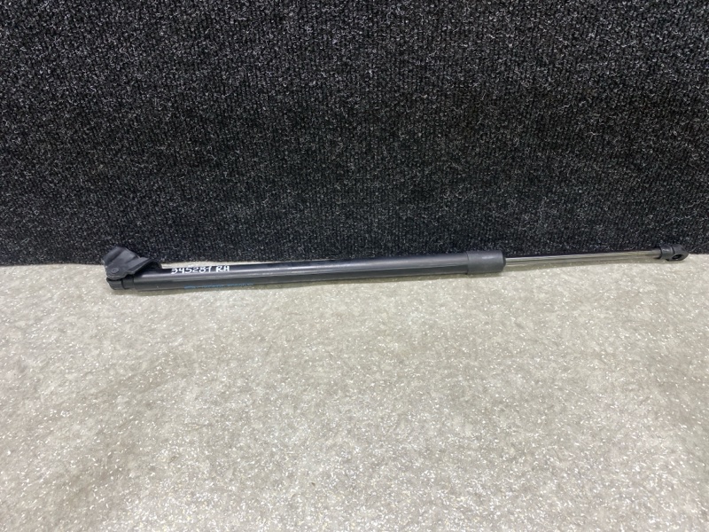 Амортизатор крышки багажника правый MAZDA CX-30 19- 2021 2.5L DFR5-62-620A Б/У