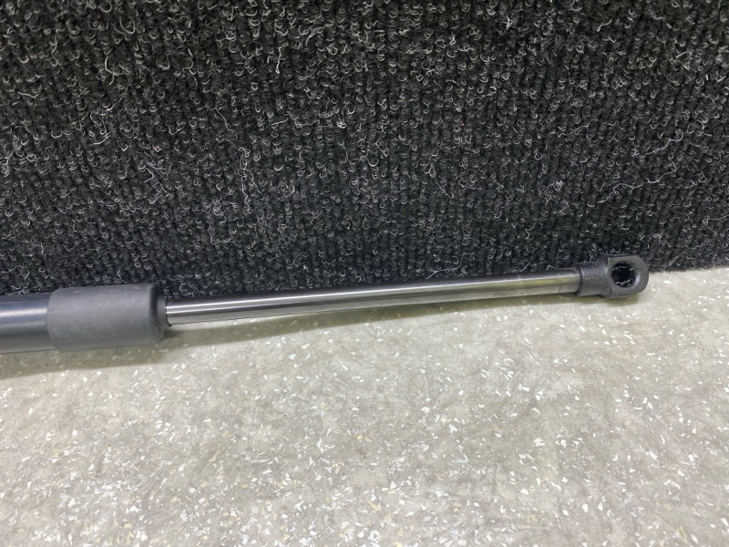 Амортизатор крышки багажника правый MAZDA CX-30 19- 2.5L