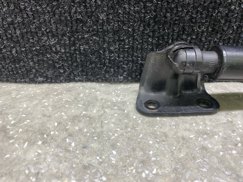 Амортизатор крышки багажника правый CX-30 19- 2021 2.5L