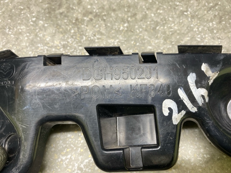 Кронштейн заднего бампера левый MAZDA CX-30 19- 2.5L Кронштейн заднего бампера левый MAZDA CX-30 19- 2.5L