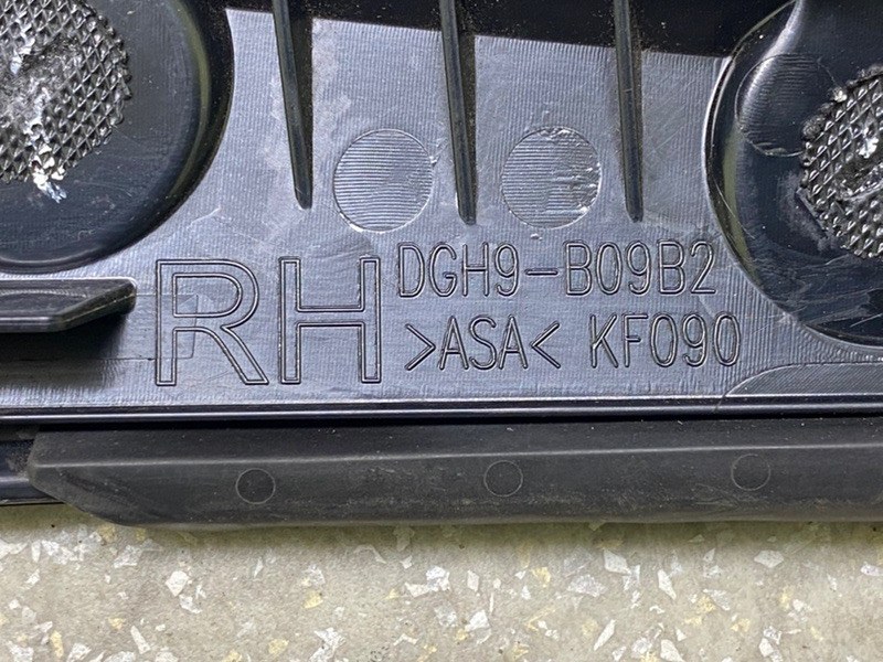 Накладка крышки багажника правая CX-30 19- 2021 2.5L