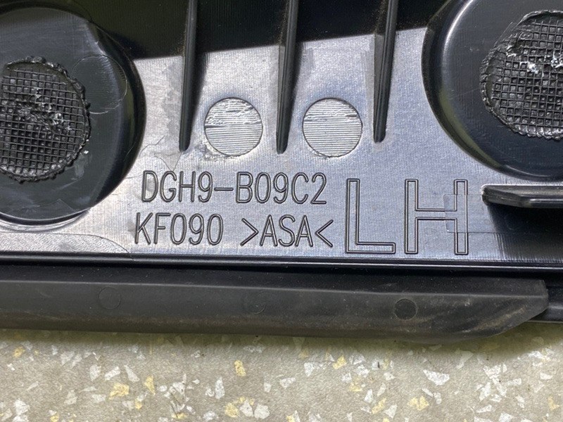 Накладка крышки багажника левая MAZDA CX-30 19- 2.5L