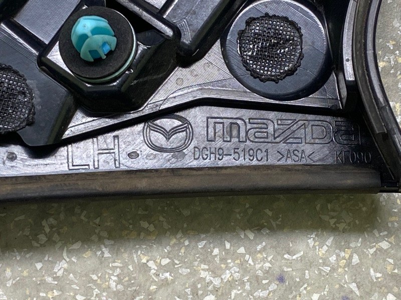 Накладка крышки багажника левая CX-30 19- 2021 2.5L