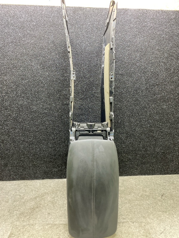 Запчасть подлокотник MAZDA CX-30 19- 2021 2.5L DGH9-64-42002 Б/У Подлокотник MAZDA CX-30 19- 2021 2.5L DGH9-64-42002 Б/У