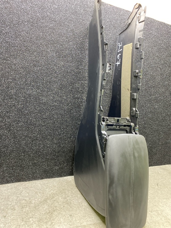 Подлокотник MAZDA CX-30 19- 2.5L Подлокотник MAZDA CX-30 19- 2.5L