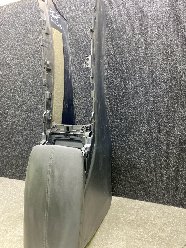 Подлокотник CX-30 19- 2021 2.5L Подлокотник CX-30 19- 2021 2.5L