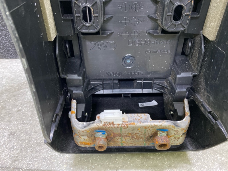 Подлокотник CX-30 19- 2021 2.5L Подлокотник CX-30 19- 2021 2.5L