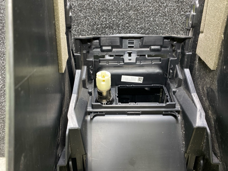 Подлокотник CX-30 19- 2021 2.5L Подлокотник CX-30 19- 2021 2.5L