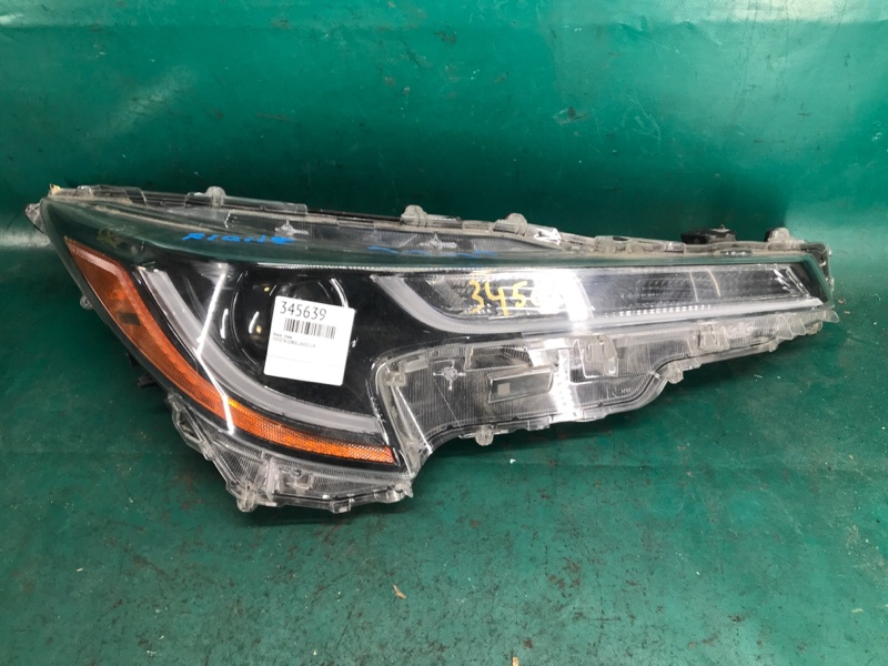 Запчасть фара правая TOYOTA COROLLA 18- 81110-02S30 Б/У Фара правая TOYOTA COROLLA 18- 81110-02S30 Б/У