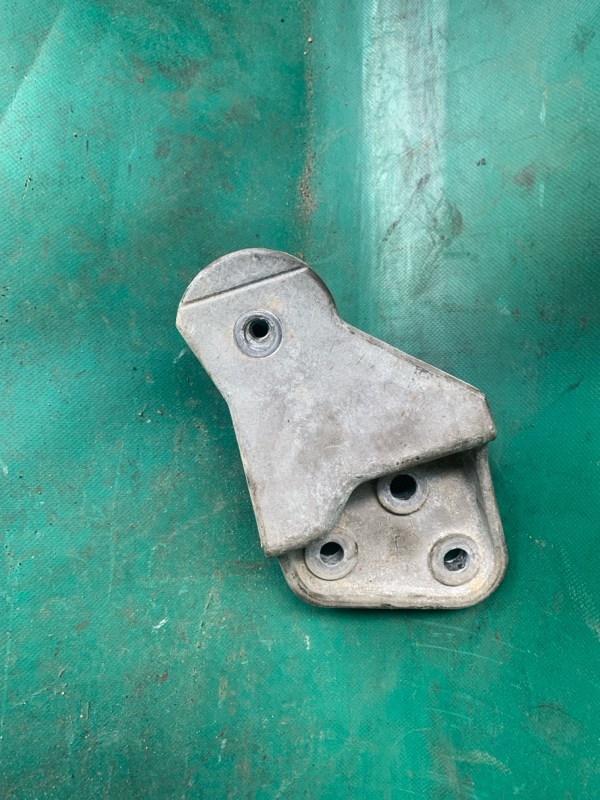 Кронштейн КПП левый JEEP PATRIOT 10-17 2.0 ECN