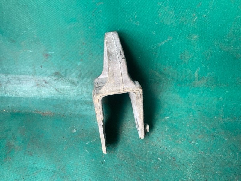 Кронштейн КПП левый PATRIOT 10-17 2016 2.0 ECN