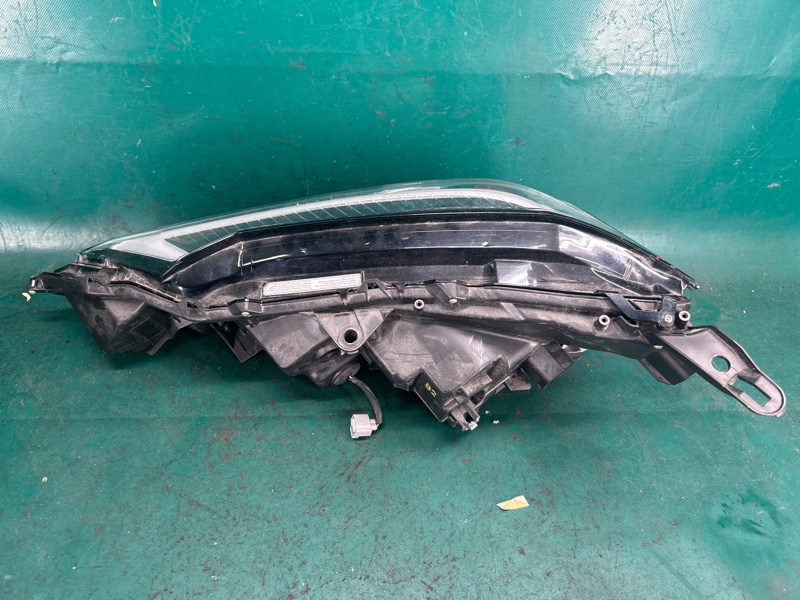 Фара правая UX 200 18-