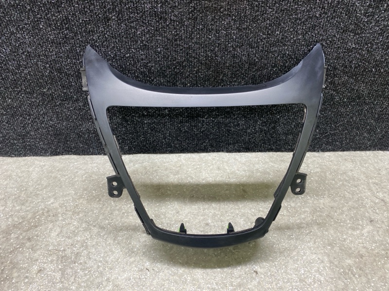 Накладка торпедо под магнитолу HYUNDAI ELANTRA MD 10-15 2013 1.8 G4NB 84740-3Y010 Б/У