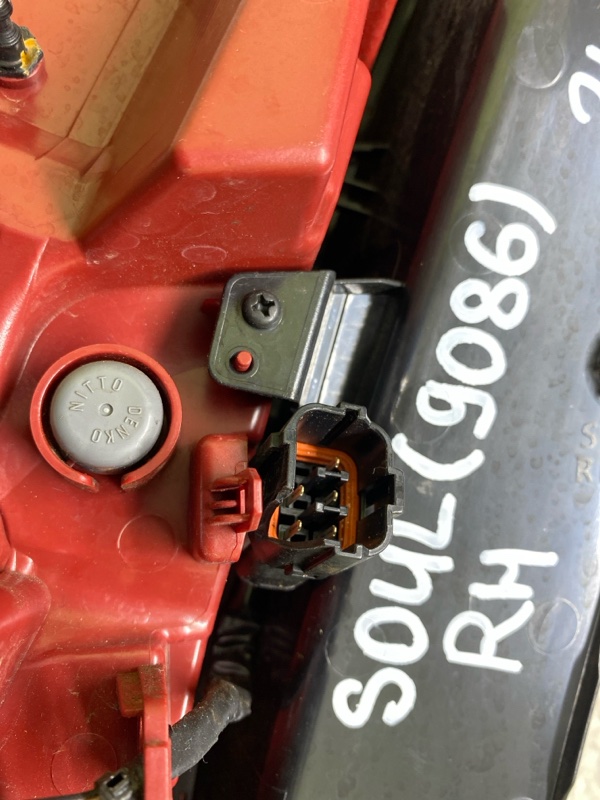 Фонарь наружный правый KIA SOUL SK3 19- G4FJ 1.6