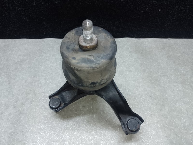 Подушка двигателя правая TOYOTA SIENNA 03-10 12362-0P040 Б/У