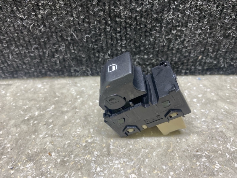 Кнопка стеклоподъемника задняя KIA SOUL SK3 19- 2021 G4FJ 1.6 93581-K0010 Б/У