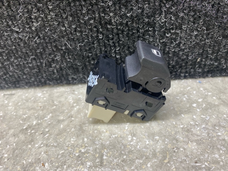 Кнопка стеклоподъемника задняя KIA SOUL SK3 19- 2021 G4FJ 1.6 93581-K0010 Б/У