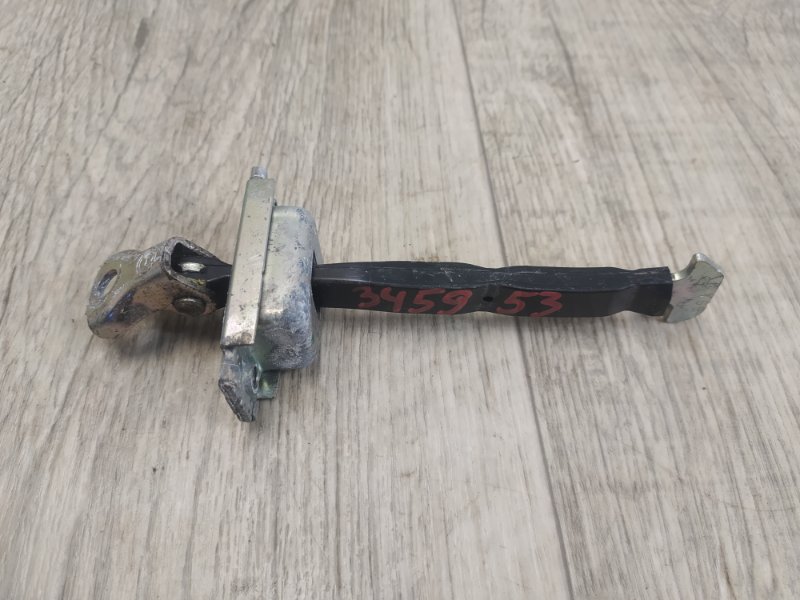 Запчасть ограничитель двери задний левый TOYOTA PRIUS 16- 2017 1.8 2ZRFXE 6863047050 Б/У Ограничитель двери задний левый TOYOTA PRIUS 16- 2017 1.8 2ZRFXE 6863047050 Б/У