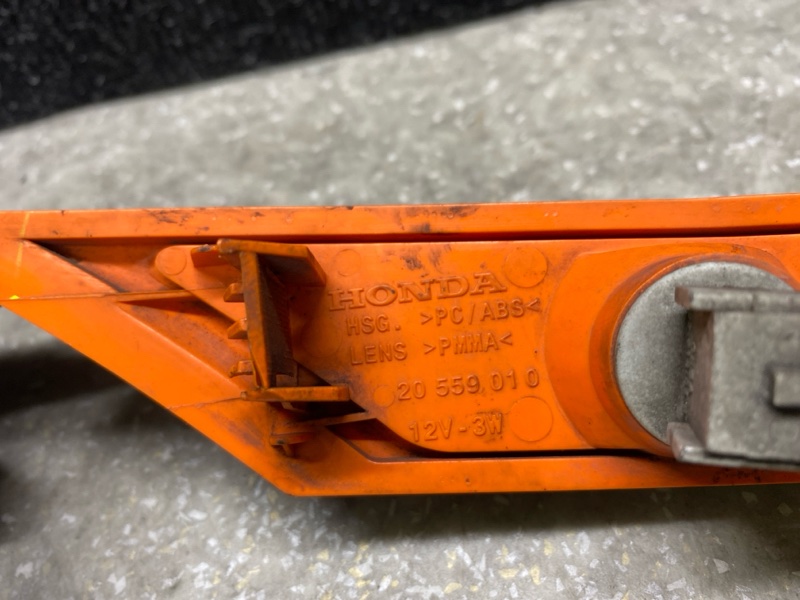 Повторитель поворота в бампер передний левый HONDA CIVIC FC/FK 15- 2.0L 4