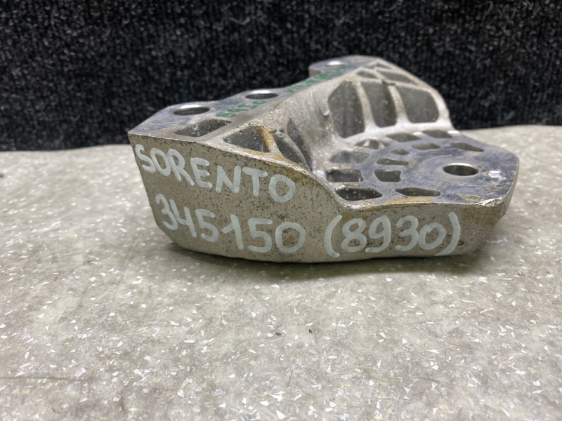 Кронштейн опоры двигателя правый KIA SORENTO UM 14- 2.4 G4KJ