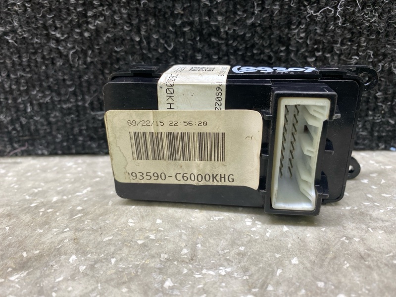 Кнопка стеклоподъемника задняя KIA SORENTO UM 14- 2.4 G4KJ