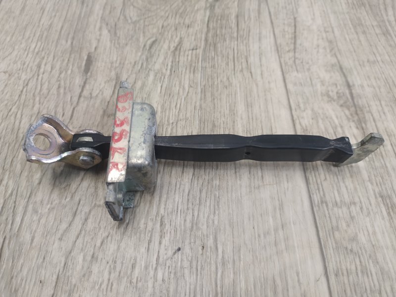 Ограничитель двери задний правый TOYOTA PRIUS 16- 2017 1.8 2ZRFXE 6863047050 Б/У