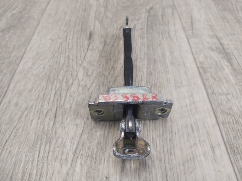 Ограничитель двери задний правый TOYOTA PRIUS 16- 1.8 2ZRFXE