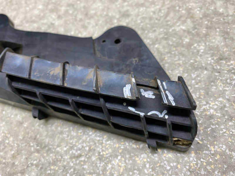 Кронштейн переднего бампера (под фарой) правый LEXUS ES350 06-12 3.5 2GR-FE