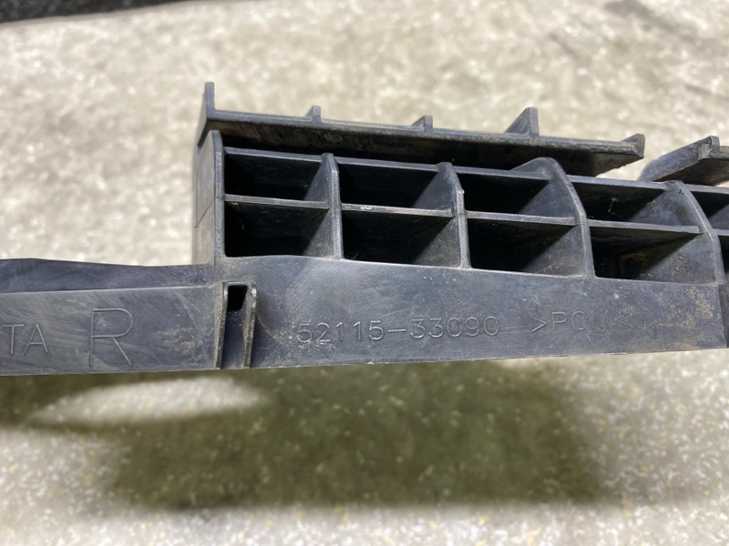 Кронштейн переднего бампера (под фарой) правый ES350 06-12 2007 3.5 2GR-FE