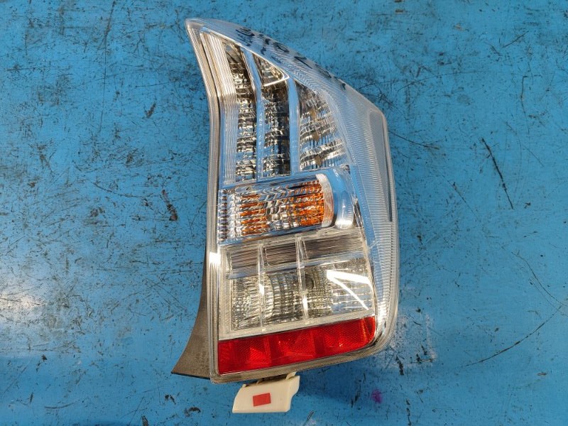 Фонарь наружный правый TOYOTA PRIUS - 30 09-17 81551-47121 Б/У