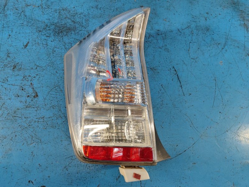 Фонарь наружный левый TOYOTA PRIUS - 30 09-17 81561-47120 Б/У