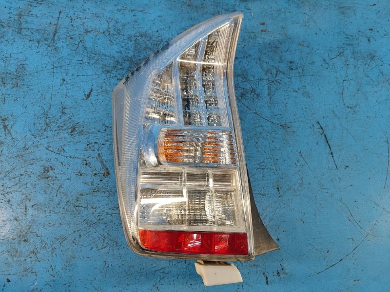 Фонарь наружный левый TOYOTA PRIUS - 30 09-17 81561-47120 Б/У